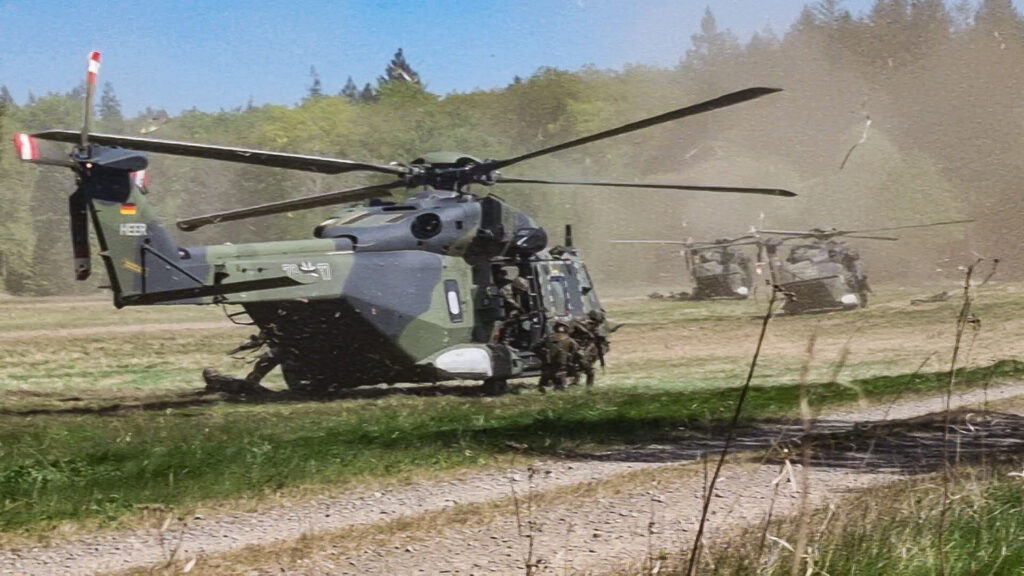 NH-90 zum Absetzen (m.). von Infanterie. Foto: Kampfhubschrauberregiment 36