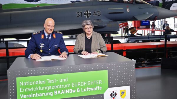 Die Präsidentin des BAAINBw, Annette Lehnigk-Emden, und der Inspekteur der Luftwaffe, Generalleutnant Ingo Gerhartz, unterzeichnen auf der ILA 2024 die Zusammenarbeitsvereinbarung