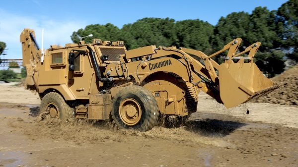 Kampf-Bagger Der Fast Armored Backhoe Loader (FABHL) von Çukurova Defence im Einsatz.