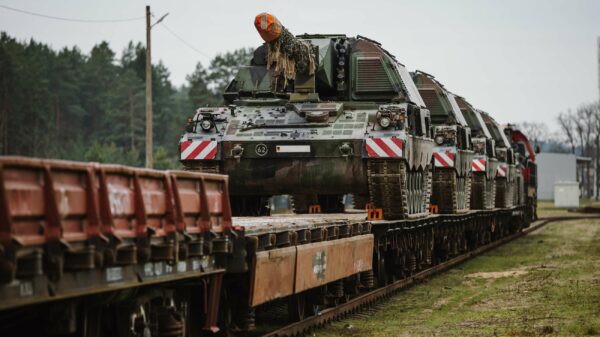 Auf der Schiene an die NATO-Ostflanke: Kampfpanzer, Schützenpanzer und andere Gefechtsfahrzeuge – hier die Panzerhaubitze 2000 – werden oft mit der Bahn in den Einsatzraum transportiert. In Deutschland hauptsächlich durch DB Schenker, das Landtransport auf Straße, auf der Schiene oder in einer Kombination aus beidem bietet.