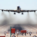 US-Schnüffelflugzeuge: Den ganzen Nachmittag über führt ein Flugzeug vom Typ WC-135W Constant Phoenix am 12. Februar auf der Offutt Air Force Base in Nebraska Touch-and-Go-Landungsübungen durch. (Foto: Josh Plueger, US-Luftwaffe)