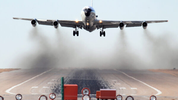 US-Schnüffelflugzeuge: Den ganzen Nachmittag über führt ein Flugzeug vom Typ WC-135W Constant Phoenix am 12. Februar auf der Offutt Air Force Base in Nebraska Touch-and-Go-Landungsübungen durch. (Foto: Josh Plueger, US-Luftwaffe)