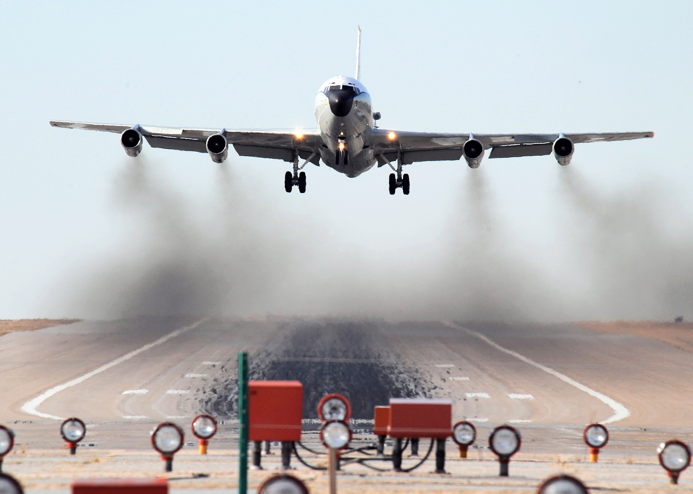 US-Schnüffelflugzeuge: Den ganzen Nachmittag über führt ein Flugzeug vom Typ WC-135W Constant Phoenix am 12. Februar auf der Offutt Air Force Base in Nebraska Touch-and-Go-Landungsübungen durch. (Foto: Josh Plueger, US-Luftwaffe)