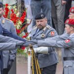 Gelöbnis: Sechs Rekrutinnen und Rekruten gelobten stellvertretend für Kameradinnen und Kameraden der Verbände an der Truppenfahne. Unter ihnen ist auch Panzergrenadier (Offizieranwärter) Dimitri A. (grünes Barrett)
