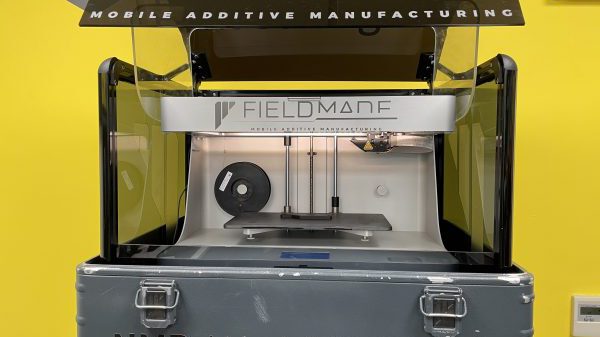 Der mobile 3D-Drucker Nomad LW MK 1 von Fieldmade AS, basierend auf der Technologie des Markforged Mark Two von Mark3D, augeliefert mit einem robusten Koffer für einen beschädigungsfreien Transport.