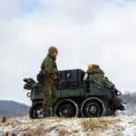 US-Marines patrouillieren neben einem HDT Hunter WOLF während einer Gebirgsausbildung in Camp Dawson, West Virginia, im Februar 2022. Das UGV ist auch ein Kandidat für das S-MET-Programm der U.S. Army.