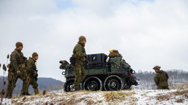 US-Marines patrouillieren neben einem HDT Hunter WOLF während einer Gebirgsausbildung in Camp Dawson, West Virginia, im Februar 2022. Das UGV ist auch ein Kandidat für das S-MET-Programm der U.S. Army.