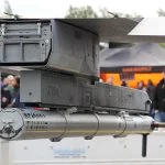 Linker Flügelpylon eines USAF F-16CM mit einem ACMI-Pod. Am oberen Teil des Pylons ist ein Schlepp-Täuschsystem vom Typ AN/ALE-50 angebracht.