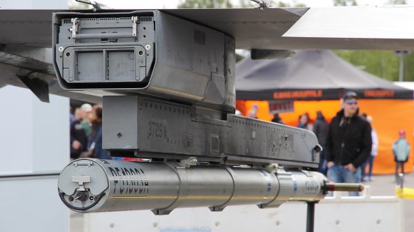 Linker Flügelpylon eines USAF F-16CM mit einem ACMI-Pod. Am oberen Teil des Pylons ist ein Schlepp-Täuschsystem vom Typ AN/ALE-50 angebracht.