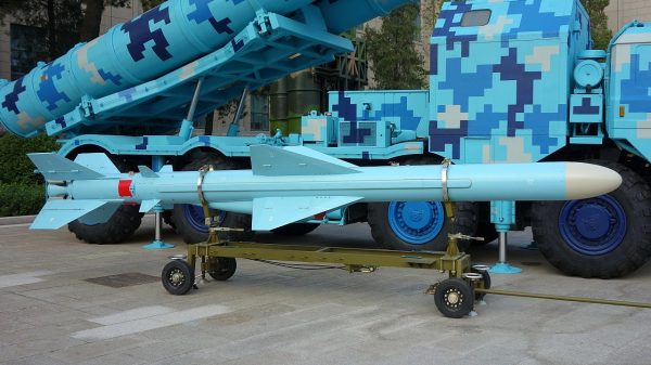 Die iranischen Marine-Marschflugkörper sind auf Schiffsabwehr ausgerichtet und häufig Nachbauten ausländischer Konstruktionen, wie der hier zu sehenden C-802 aus China.