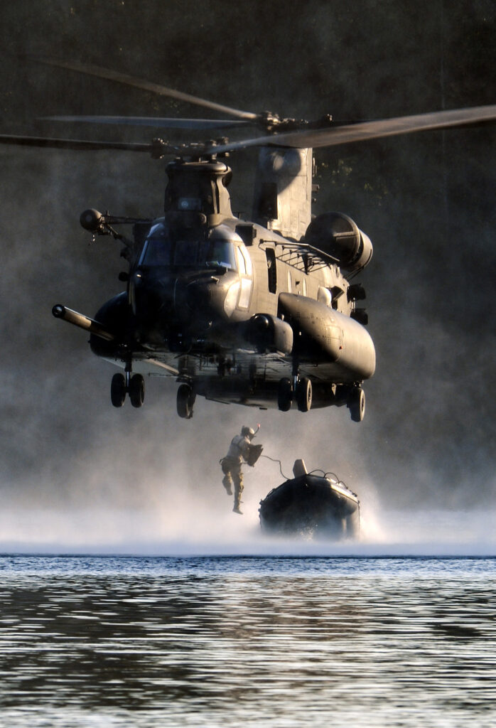 Übung der U.S. Air Force mit einem MH-47 Chinook.