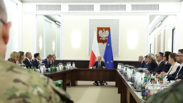 „Ich appelliere an alle, ohne Ausnahme, an alle: Politiker, Journalisten, Kommentatoren, sehr sensibel auf Versuche der Desinformation und feindlicher Propaganda zu reagieren“, betont der polnische Premierminister Donald Tusk im Rahmen der außerordentlichen Regierungssitzung, die aufgrund der Verletzung des polnischen Luftraums durch russische Drohnen einberufen wurde. „Seit den ersten Minuten dieses Angriffs oder dieser Provokation sind die Russen im Internet sehr aktiv und Desinformation, Falschmeldungen und Versuche, Panik zu verbreiten, werden uns sicherlich begleiten.“