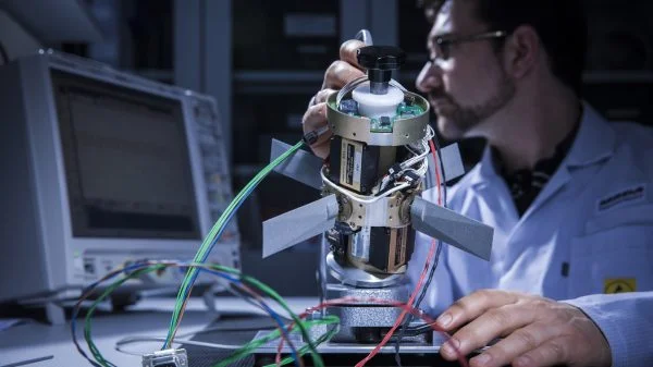 Munitionsknappheit: Lenkflugkörper und andere Munition benötigen ein hohes Maß an technologischer Expertise und besondere Materialien, um (wie hier bei MBDA) hergestellt zu werden. EIne schnelle Nachbeschaffung ist, wie der Krieg im Nahen Osten derzeit zeigt, nicht ohne Weiteres möglich.