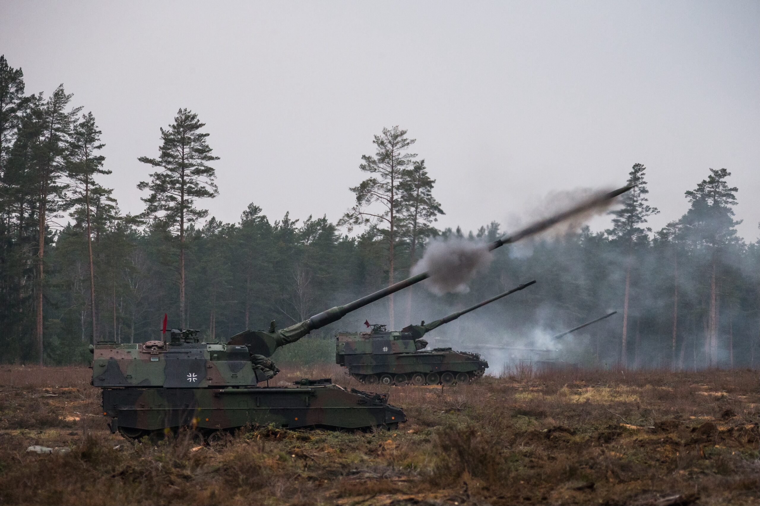 Feuer: Panzerhaubitzen 2000 des Artilleriebataillons 131 aus Weiden schießen im Rahmen der multinationalen Übung Iron Sword in Litauen.