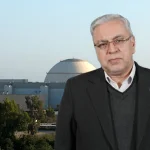 Der iranische Atomwissenschaftler Seyyed Mahmoud Reza Aghamiri vor dem iranischen Atomreaktor Bushehr.