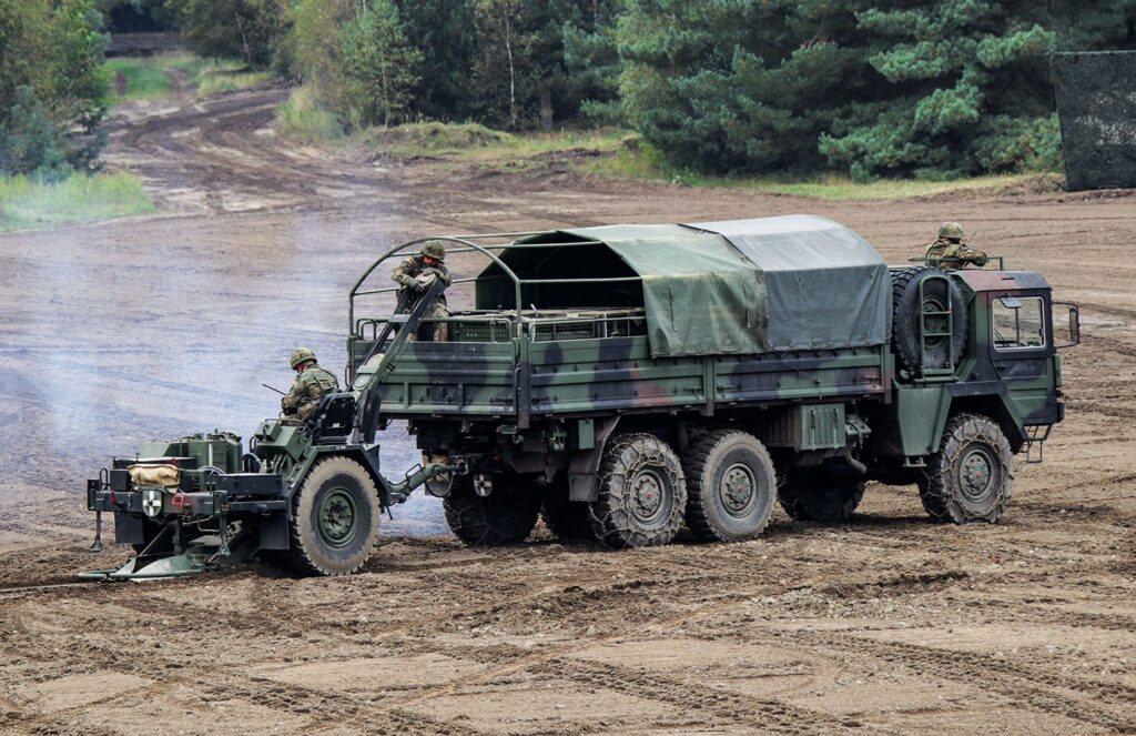 Vorführung der Verlegung von Panzerabwehrminen DM 31 mit dem Minenverlegesystem 85 an der Station "Landstreitkräfte im Einsatz" während der Informationslehrübung Landoperationen 2017 auf dem Truppenübungsplatz Munster, am 25.09.2017.