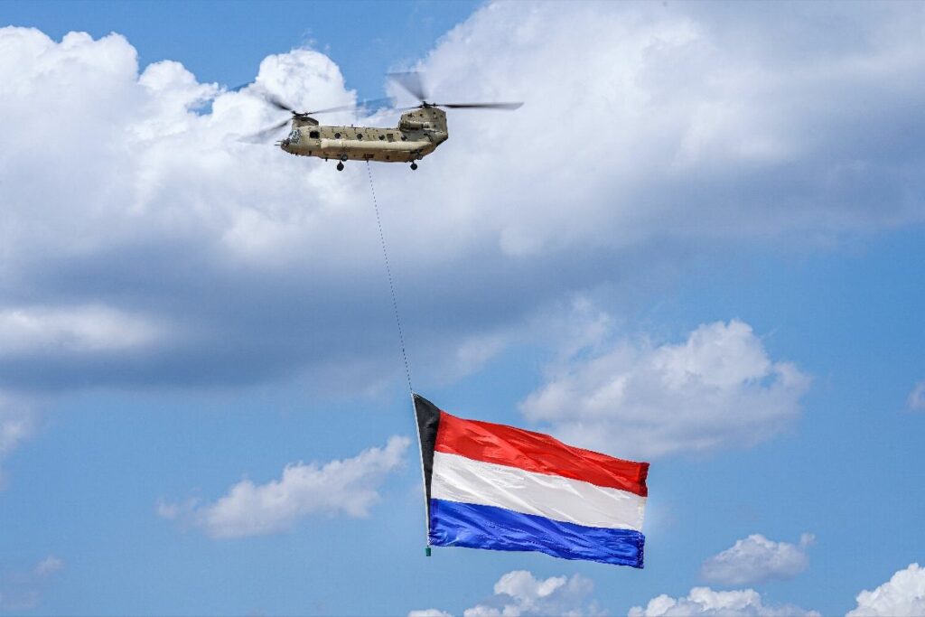 „Wir fliegen für die Freiheit. Wir fliegen für Sie. Auch am 5. Mai“, betont die niederländische Luftwaffe als Shortcut zu diesem Foto. Der 4. und 5. Mai sind ganz besondere Daten, die auch bei Übungen wie Swift Response 2024 (SWRE24) beachtet werden.