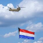 „Wir fliegen für die Freiheit. Wir fliegen für Sie. Auch am 5. Mai“, betont die niederländische Luftwaffe als Shortcut zu diesem Foto. Der 4. und 5. Mai sind ganz besondere Daten, die auch bei Übungen wie Swift Response 2024 (SWRE24) beachtet werden.