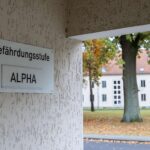 Bedrohungslage Hinweisschild an der Julius-Leber-Kaserne in Berlin: Die Gefährdungsstufe Alpha signalisiert Normalbetrieb – eine abstrakte Bedrohungslage durch Terror oder Sabotage bleibt jedoch bestehen. Wie schützt sich die Bundeswehr?