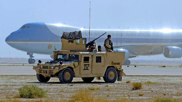 Die USA beenden ihre jahrelange Präsenz in Irak. Auch die Al Asad Airbase, auf der 2007 beim Besuch von Präsident George W. Bush dieses Foto entstand, wird von den US_Amerikanern geräuumt.
