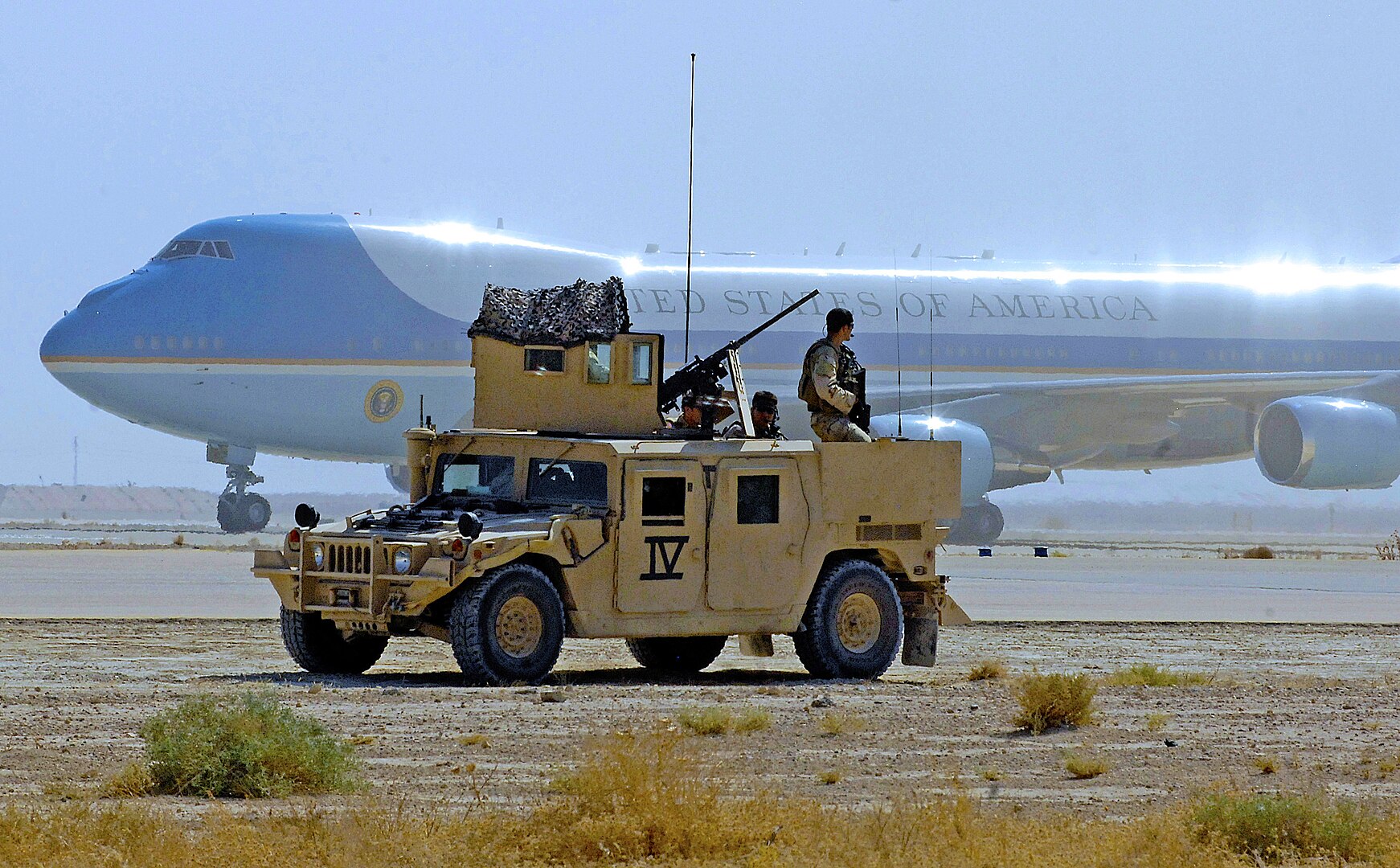 Die USA beenden ihre jahrelange Präsenz in Irak. Auch die Al Asad Airbase, auf der 2007 beim Besuch von Präsident George W. Bush dieses Foto entstand, wird von den US_Amerikanern geräuumt.