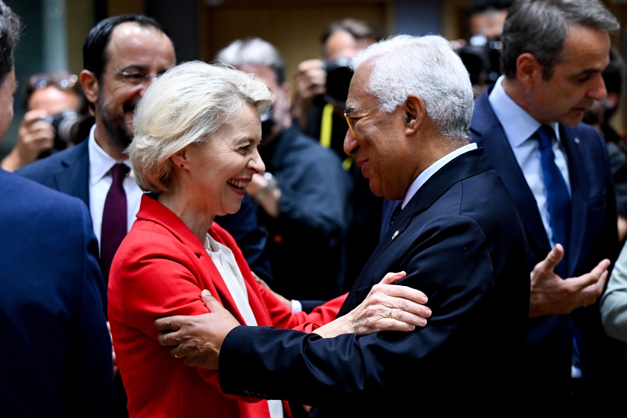 Einigkeit gab es auf dem EU-Gipfel insbesondere auf Fotos zu sehen, wie hier zwischen EU-Kommissionspräsidentin Ursula von der Leyen (l.) und dem Präsidenten des Europäischen Rates, António Costa.