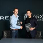 Autonomie Dr. Alexander Sagel, CEO der RENK Group AG, und Marc Wietfeld, CEO ARX Robotics, unterzeichneten eine Absichtserklärung zur strategischen Partnerschaft beider Unternehmen. Copyright: Fabian Vogl / ARX Robotics GmbH