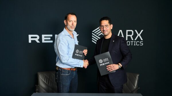 Autonomie Dr. Alexander Sagel, CEO der RENK Group AG, und Marc Wietfeld, CEO ARX Robotics, unterzeichneten eine Absichtserklärung zur strategischen Partnerschaft beider Unternehmen. Copyright: Fabian Vogl / ARX Robotics GmbH