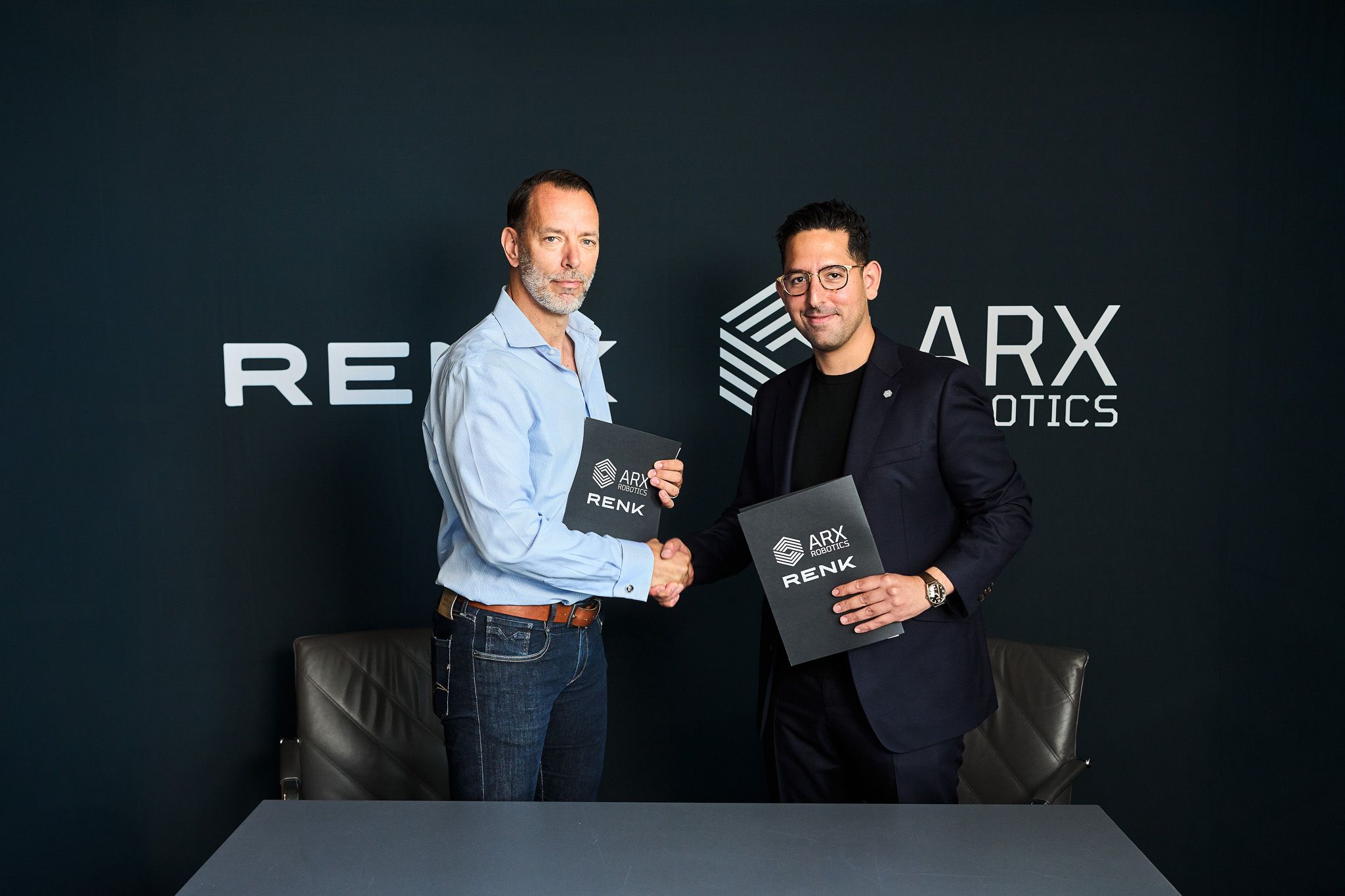 Autonomie Dr. Alexander Sagel, CEO der RENK Group AG, und Marc Wietfeld, CEO ARX Robotics, unterzeichneten eine Absichtserklärung zur strategischen Partnerschaft beider Unternehmen. Copyright: Fabian Vogl / ARX Robotics GmbH