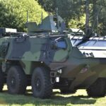 Die dänische Beschaffungsbehörde FMI schloss heute den Vertrag über 129 neue gepanzerte Mannschaftstransportwagen mit dem finnischen Hersteller Patria. Diese CAVS-Fahrzeuge sind auch für Deutschland als Fuchs-Nachfolger gesetzt.