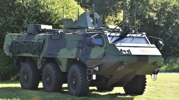 Die dänische Beschaffungsbehörde FMI schloss heute den Vertrag über 129 neue gepanzerte Mannschaftstransportwagen mit dem finnischen Hersteller Patria. Diese CAVS-Fahrzeuge sind auch für Deutschland als Fuchs-Nachfolger gesetzt.