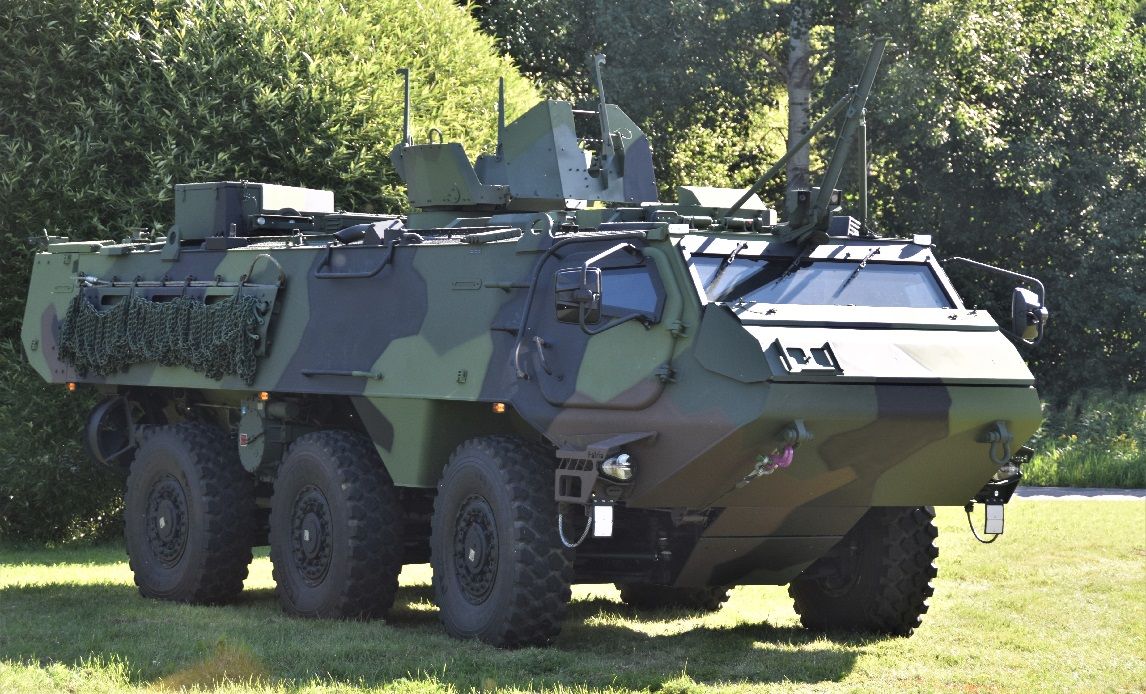 Die dänische Beschaffungsbehörde FMI schloss heute den Vertrag über 129 neue gepanzerte Mannschaftstransportwagen mit dem finnischen Hersteller Patria. Diese CAVS-Fahrzeuge sind auch für Deutschland als Fuchs-Nachfolger gesetzt.