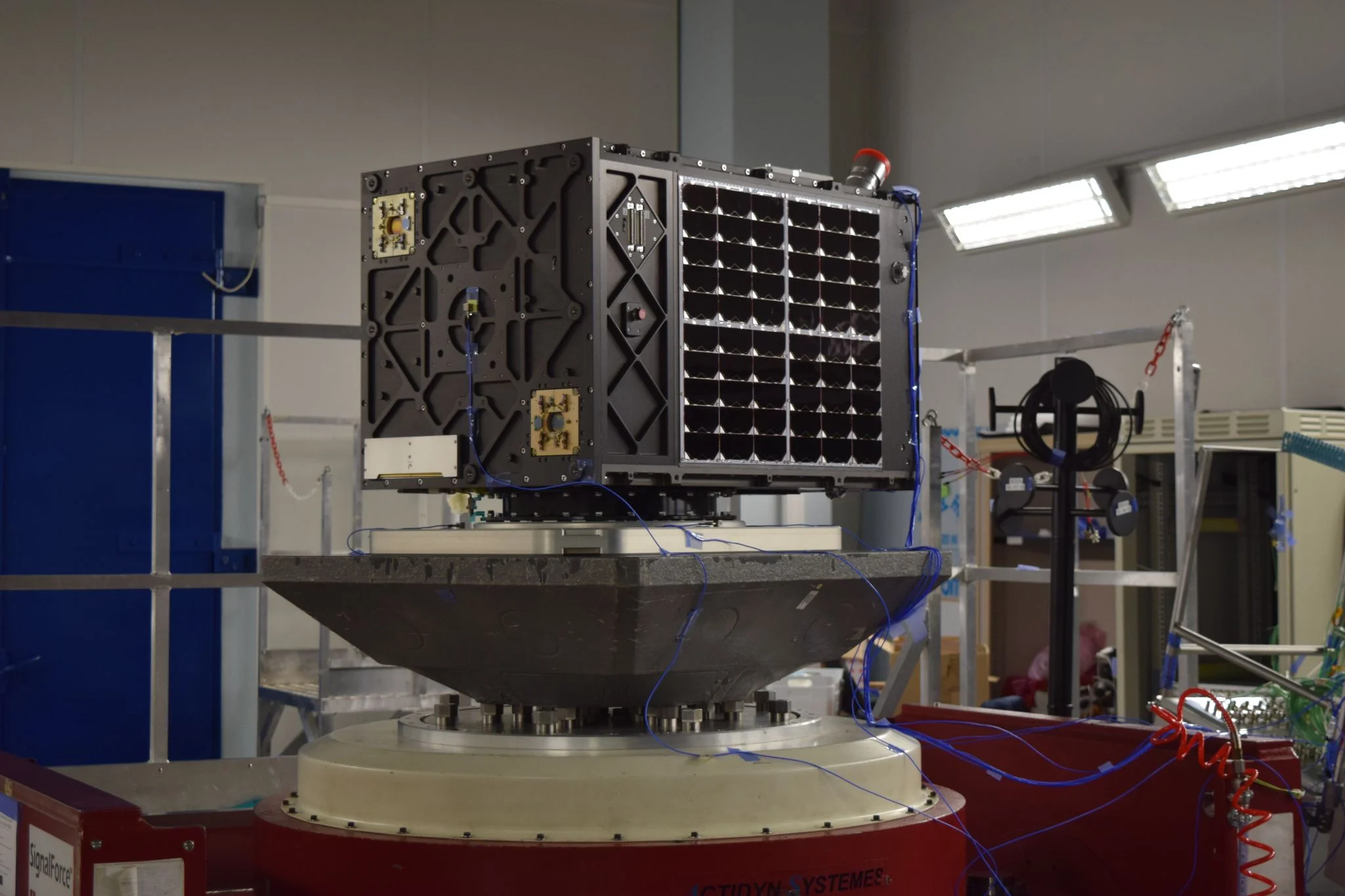 München ins All: Flamingo-1 Satellit von Vyoma während der Testkampagne am Boden. (Copyright: Vyoma, Download)