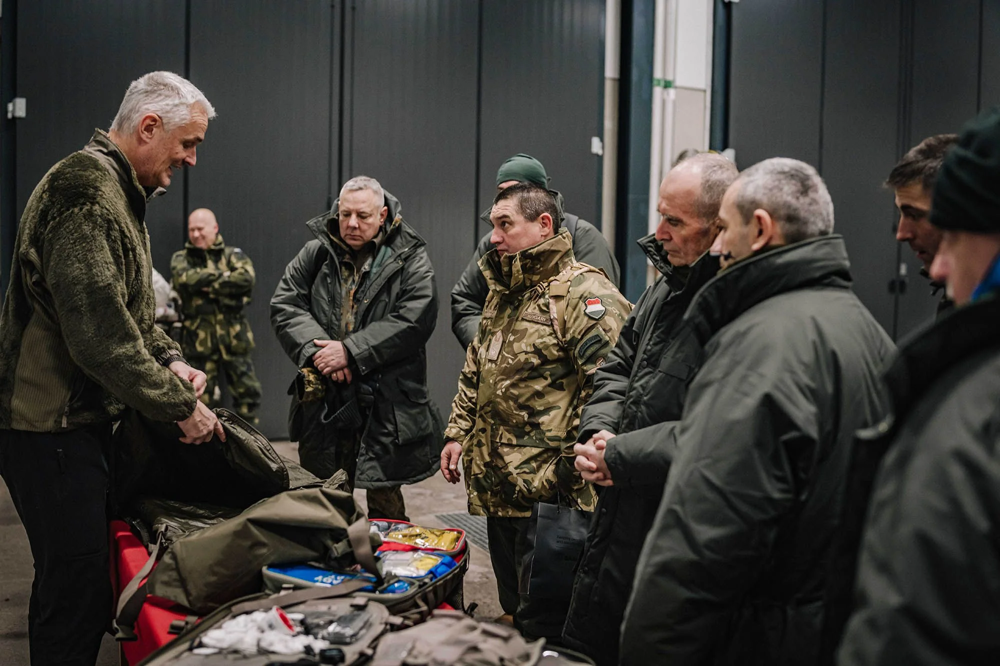 Als der schwedische Heereschef Jonny Lindfors mehr als 30 Heereschefs aus Europa, den Vereinigten Staaten und Afrika in Kiruna empfing, um über die strategische Bedeutung des hohen Nordens zu diskutieren, brachte er vier Unternehmen mit, die Schwedens Spitzenkompetenz im Bereich der arktischen Kampfumgebung unter Beweis stellen: Saab, BAE Systems Bofors, BAE Systems Hägglunds – und Snigel.