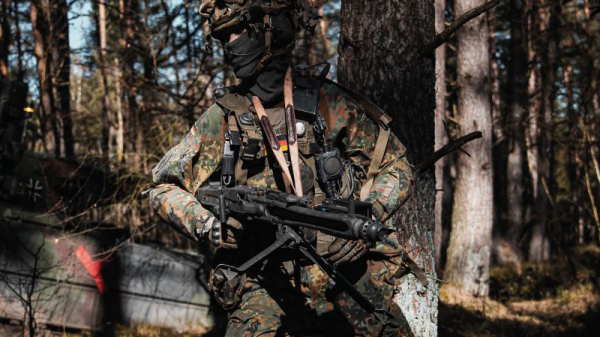 Die großflächigen Tasten und großen Dreh-/Drückregler von CEOTRONICS ermöglichen eine intuitive und sichere Bedienung (No-Look-Operability).