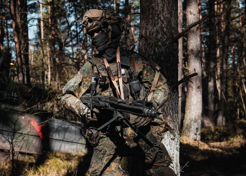 Die großflächigen Tasten und großen Dreh-/Drückregler von CEOTRONICS ermöglichen eine intuitive und sichere Bedienung (No-Look-Operability).