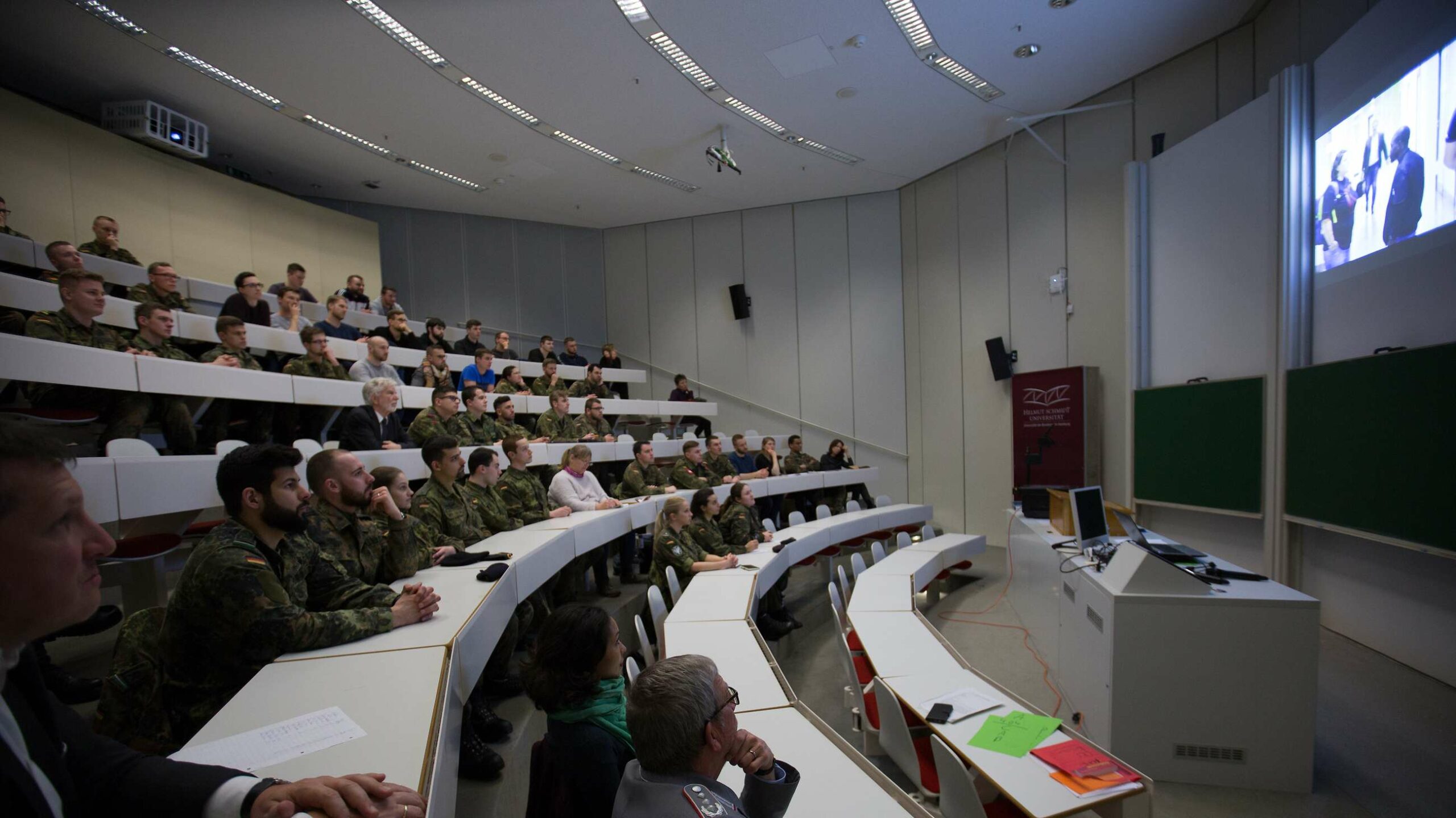 Die beiden Bundeswehr-Universitäten haben mit der Ausbildung des künftigen Offiziernachwuchses einen besonderen Lehrauftrag.
