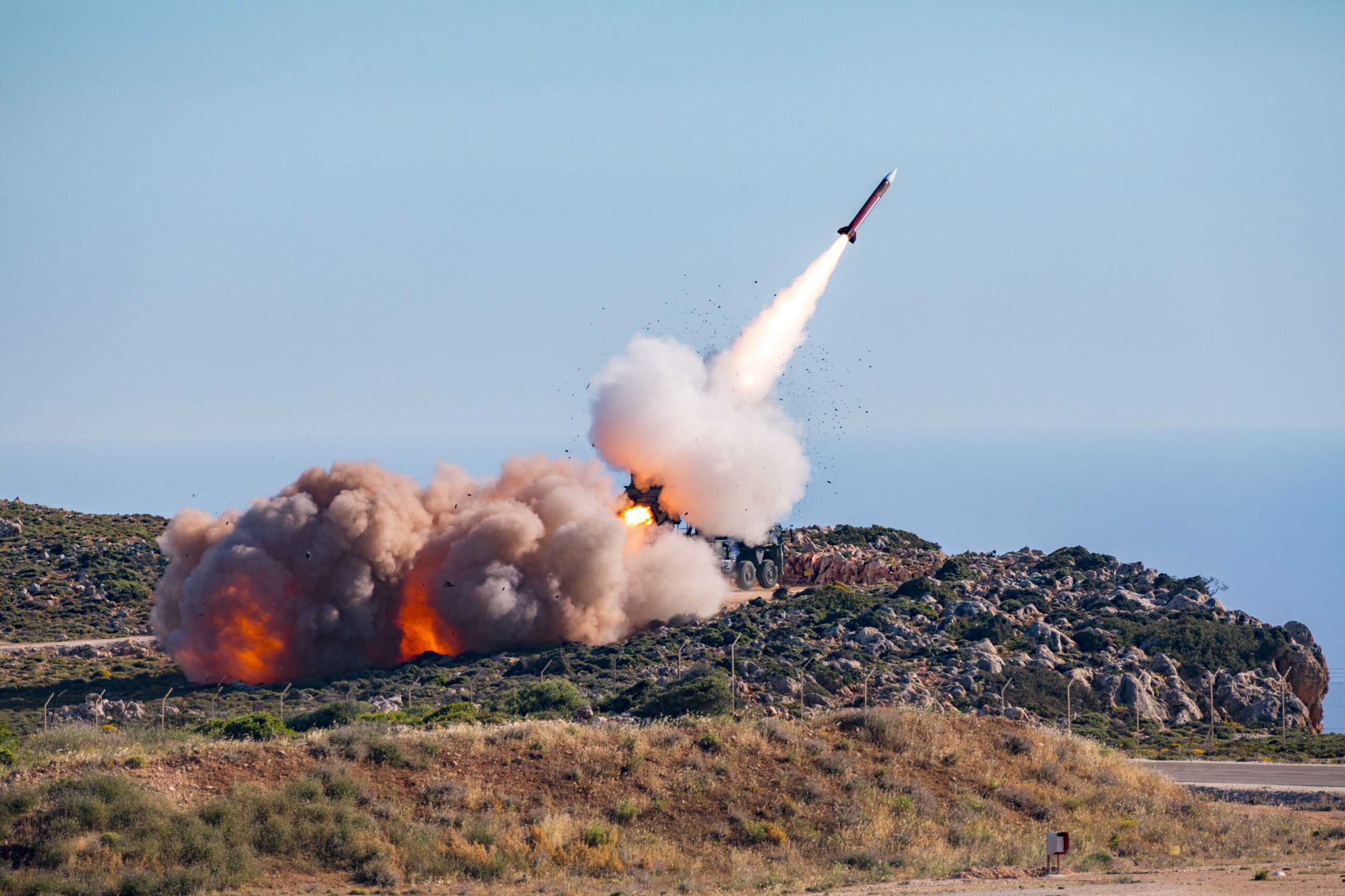 Luftverteidigungskooperation: Die Flugabwehrraketengruppe schießt scharf mit dem Flugabwehrraketensystem Patriot beim taktischen Schießen 2019 auf der NATO Missile Firing Installation (NAMFI) in Chania auf der griechischen Insel Kreta