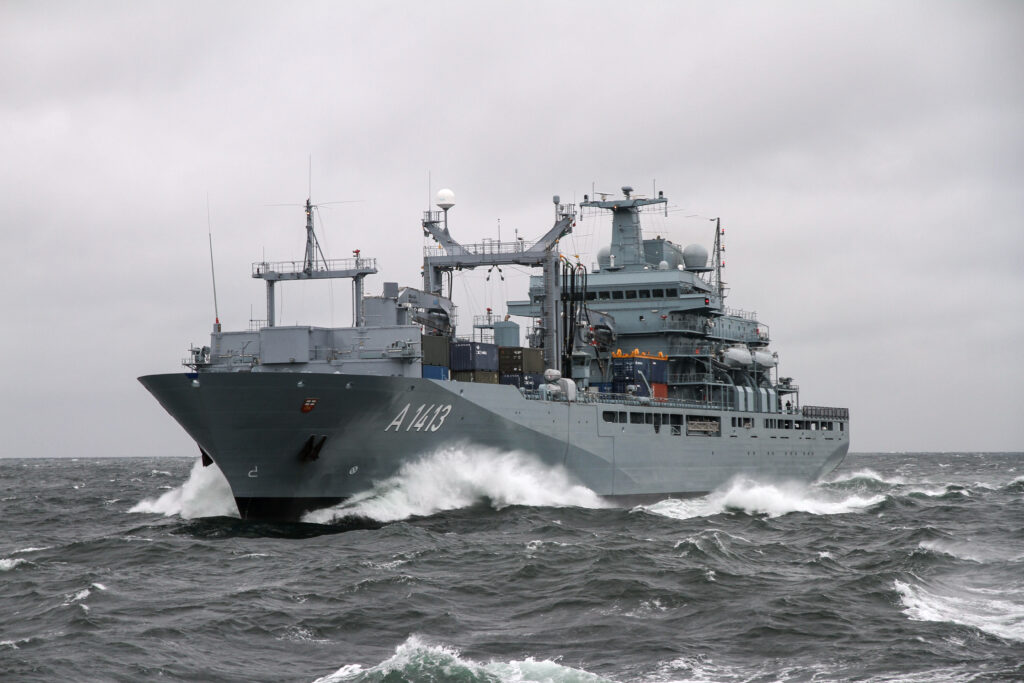 Hier zu sehen ist eines der größten Schiffe der Flotte zu sehen: der Einsatzgruppenversorger „Bonn“