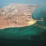 Die Insel Charg auf einer gemeinfreien Fotoaufnahme aus dem Jahr 1973. Gut zu sehen die bereits damals vorhandene Erdöl-Infrastruktur.