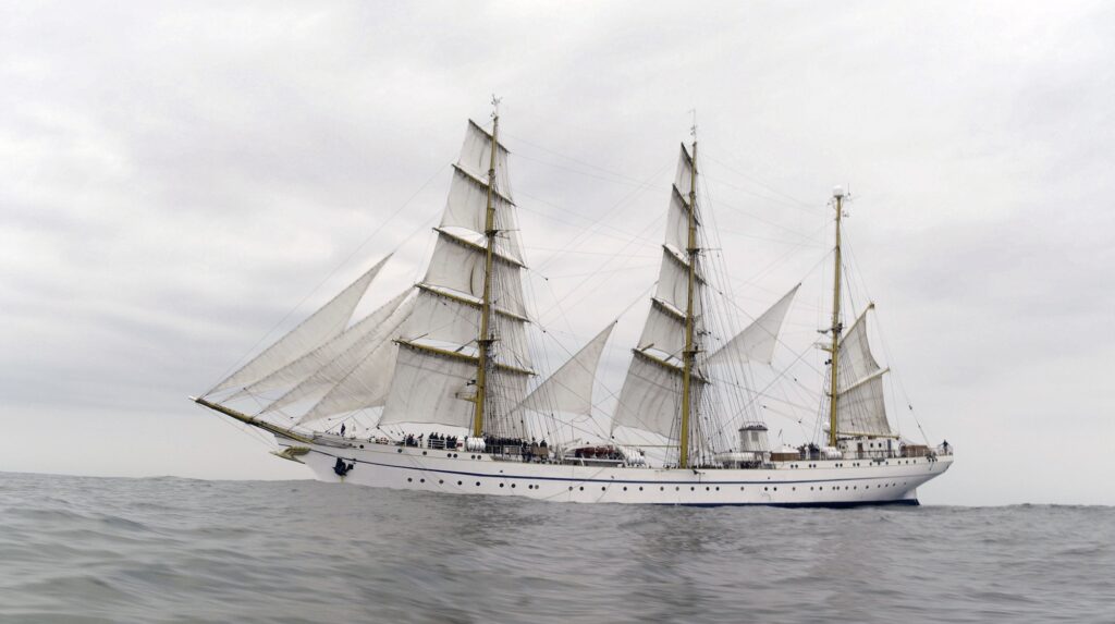 Das Segelschulschiff „Gorch Fock“ der Bundeswehr vor der Isle of Lewis (Nordküste Schottlands).