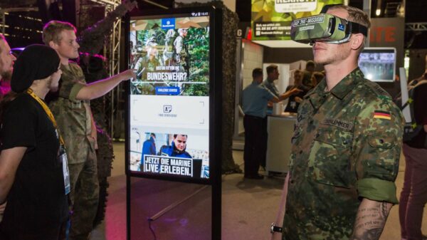 Jedes Jahr besuchen rund 300.000 Interessierte die Gamescom in den Kölner Messehallen. Die Bundeswehr ist mit einem Messestand sowie Soldatinnen und Soldaten vor Ort, zeigt Exponate, berät über Jobs und bietet ein Programm zum Mitmachen. (Archivbild) Bundeswehr/ Stephan Ink