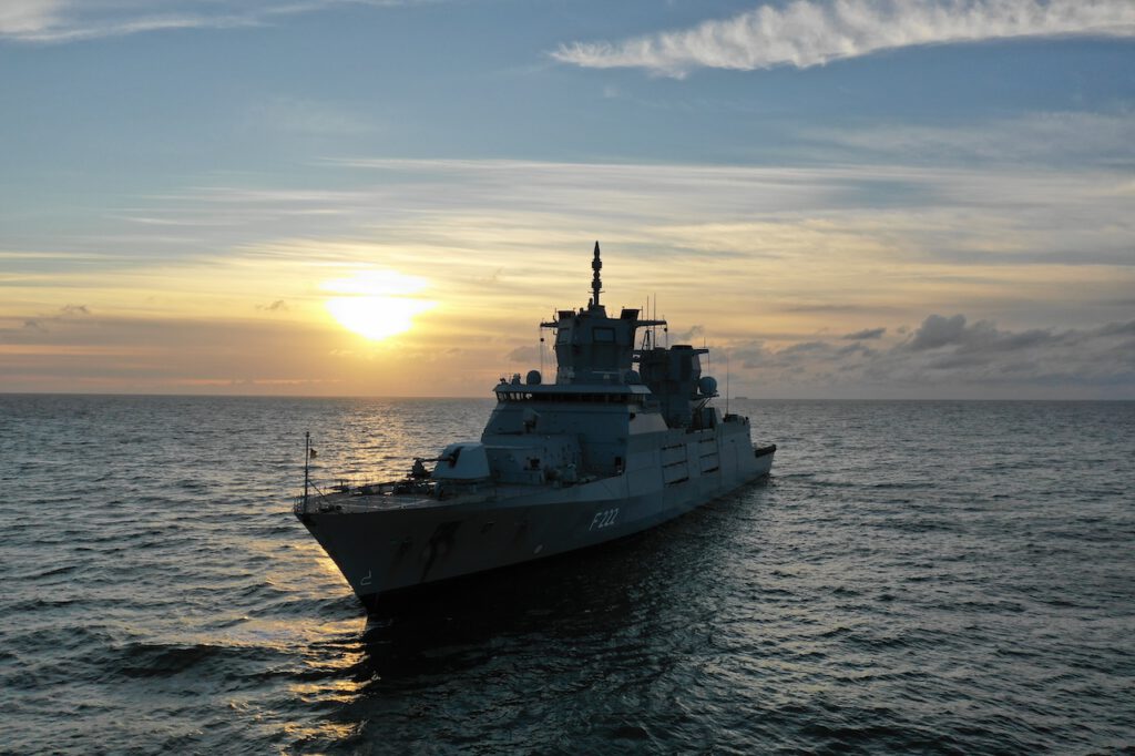 Die Fregatte F 222 Baden-Württemberg fährt bei Sonnenuntergang in der Nordsee während der Produktion der Kampagne "Besatzung Bravo“,