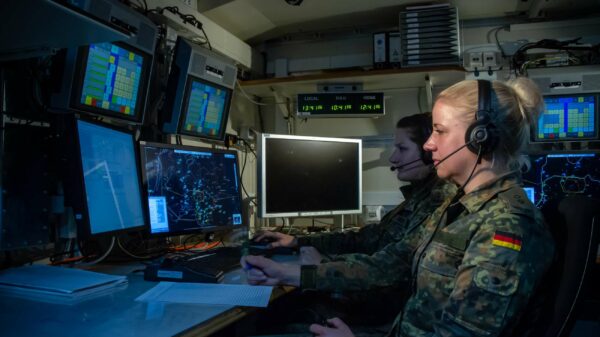 Blick in das DCRC: Zwei Soldatinnen überwachen das Luftlagebild über dem Baltikum.