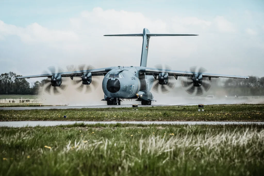 Ein Transportflugzeug Airbus A400M landet für die Evakuierung Schutzbefohlener auf dem Flugplatz in Barth während der Übung Schneller Adler.