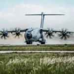 Ein Transportflugzeug Airbus A400M landet für die Evakuierung Schutzbefohlener auf dem Flugplatz in Barth während der Übung Schneller Adler.