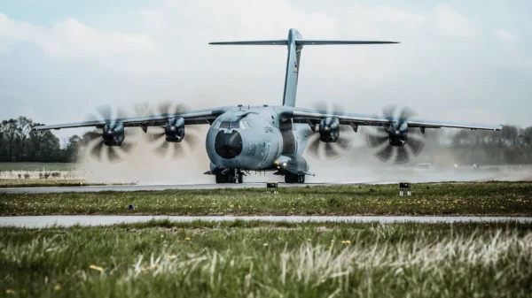 Ein Transportflugzeug Airbus A400M landet für die Evakuierung Schutzbefohlener auf dem Flugplatz in Barth während der Übung Schneller Adler.