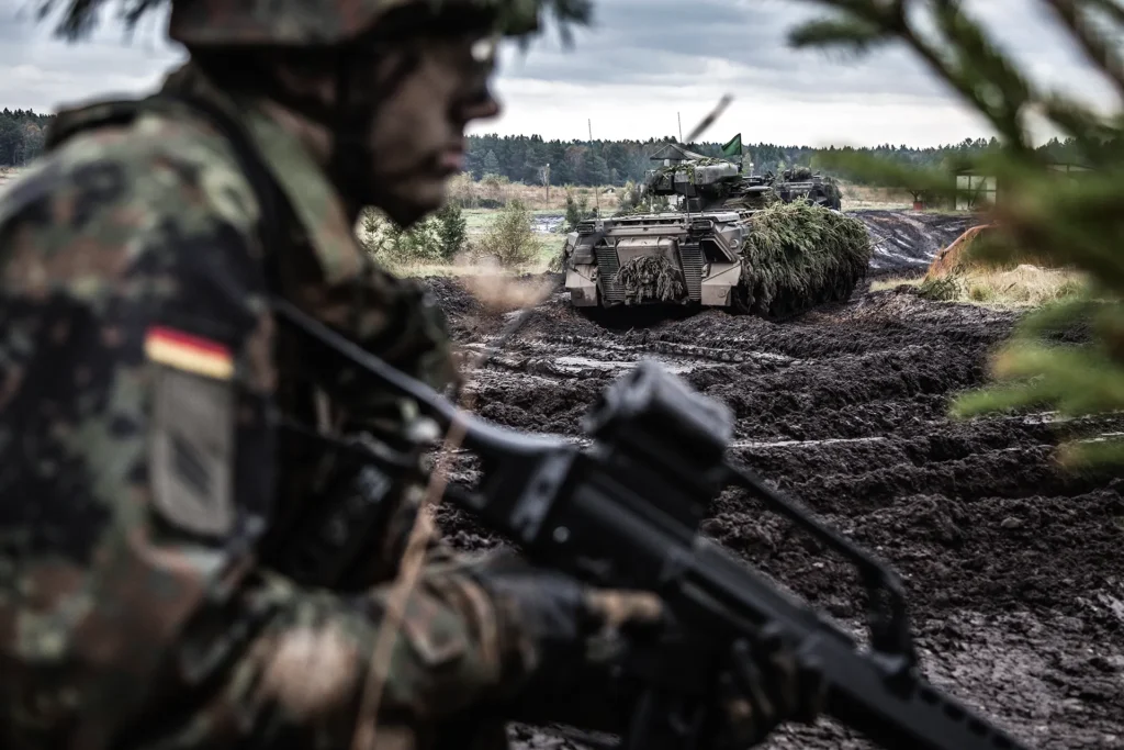 Soldaten der schweren Kompanie des Jägerbataillons 292 sichern die Ortschaft Heidedorf und Panzergrenadiere mit Schützenpanzer Marder werden nachgeführt bei der Station „Gefechtsschießen Operation verbundener Kräfte” im Rahmen der Informationslehrübung Landoperationen 2017 auf dem Truppenübungsplatz Bergen.