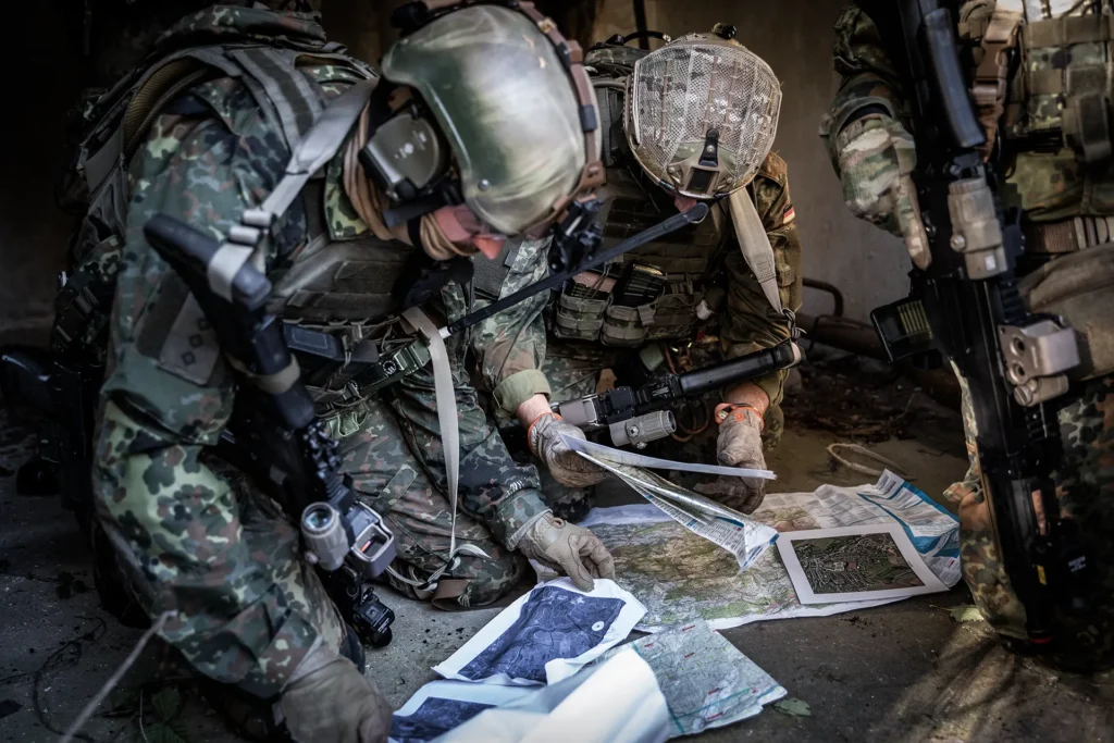 Soldaten mit Erweiterter Grundbefähigung (EGB) von der 3. Kompanie des Fallschirmjägerregiments 26 werten gefundene Information und Karten aus im Rahmen der Übung Flugpuma in Saarlouis.