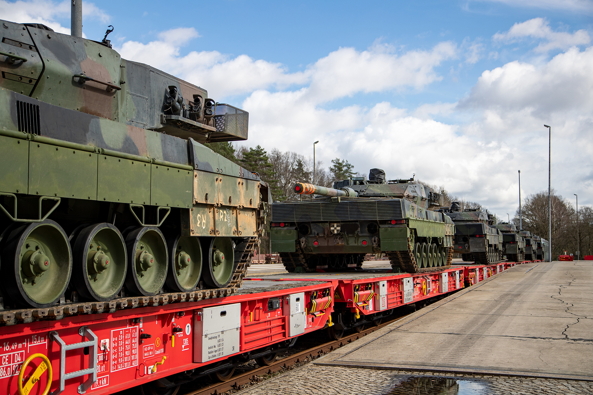 Bahnverladung der Leopard 2 A6 Panzer für die Ukraine an der Verladerampe in Bergen-Belsen.